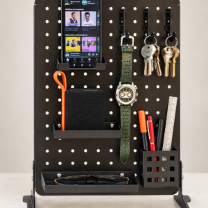 PEGBOARD de escritorio GARMISCH con accesorios organizados